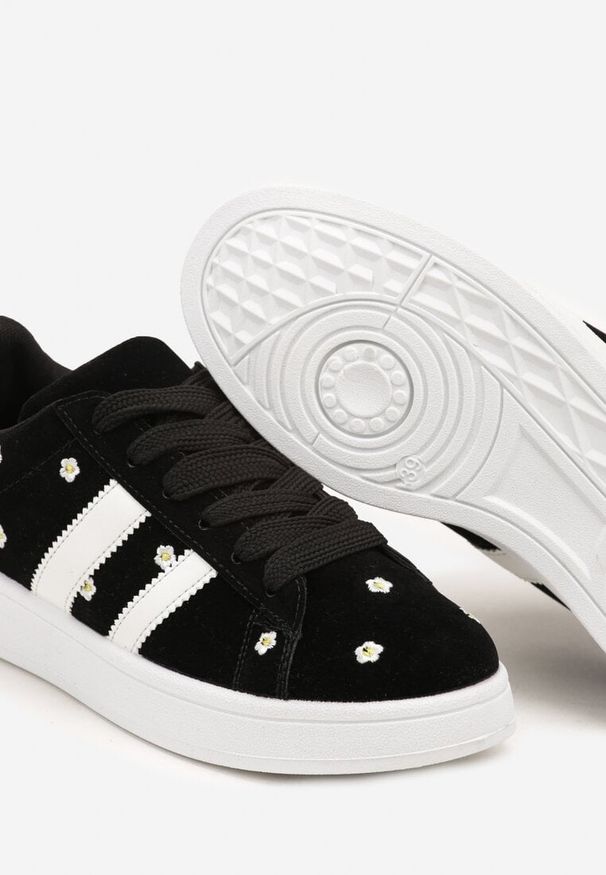 Renee - Czarne Sneakersy Ozdobione Haftowanymi Kwiatami i Paskami Malirelle. Okazja: na co dzień. Zapięcie: pasek. Kolor: czarny. Materiał: jeans. Wzór: aplikacja, kwiaty, haft. Obcas: na obcasie. Wysokość obcasa: niski