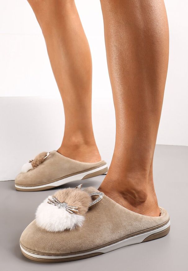 Renee - Ciemnobeżowe Kapcie Futrzane z Kotkiem Leze. Okazja: do domu. Nosek buta: okrągły. Kolor: beżowy. Materiał: futro. Wzór: aplikacja. Styl: elegancki