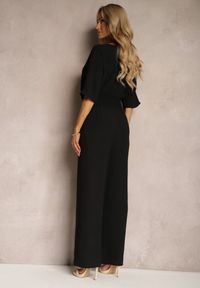 Renee - Czarny Kombinezon o Kopertowym Fasonie z Szerokim Luźnym Dołem i Kieszeniami Octoni. Okazja: na co dzień. Kolor: czarny. Wzór: aplikacja. Styl: elegancki, casual #4