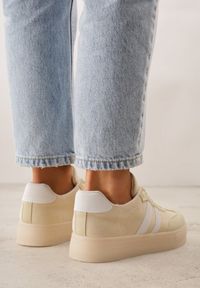Renee - Jasnożółte Sneakersy na Platformie w Stylu Tenisówek Ozdobione Paskami Ladia. Okazja: na co dzień. Zapięcie: pasek. Kolor: żółty. Materiał: jeans. Wzór: aplikacja. Sezon: wiosna. Obcas: na platformie #5