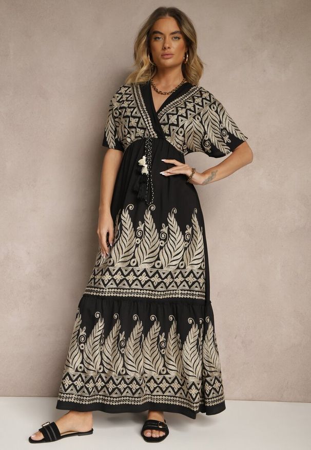Renee - Czarna Wiskozowa Sukienka Boho o Kopertowym Kroju z Metalicznym Haftem Redeselle. Okazja: na co dzień. Typ kołnierza: dekolt w serek. Kolor: czarny. Materiał: wiskoza. Wzór: haft. Typ sukienki: kopertowe. Styl: boho