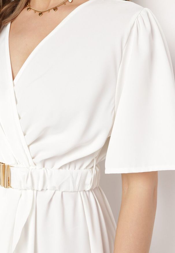 Born2be - Biała Rozkloszowana Sukienka Kopertowa z Gumką w Talii i Ozdobnym Paskiem Vasena. Kolor: biały. Typ sukienki: kopertowe. Styl: elegancki