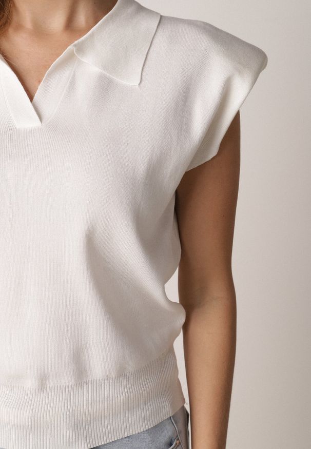 Born2be - Biała Wiskozowa Bluzka Sweterkowa z Usztywnionymi Ramionami i Kołnierzykiem Katano. Okazja: na co dzień. Kolor: biały. Materiał: wiskoza. Wzór: aplikacja. Styl: casual, klasyczny, elegancki