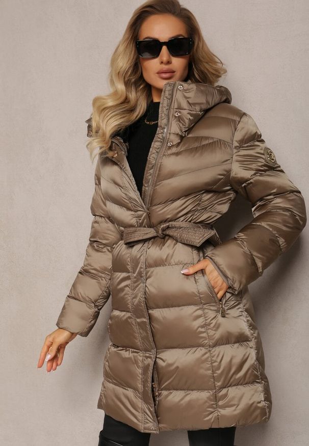 Renee - Ciemnobeżowa Kurtka z Klasycznym Pikowaniem i Wiązanym Paskiem Aldomisia. Kolor: beżowy. Materiał: materiał. Styl: klasyczny