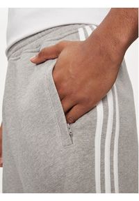 Adidas - adidas Szorty sportowe adicolor 3-Stripes IU2340 Szary Regular Fit. Kolor: szary. Materiał: bawełna. Styl: sportowy #4
