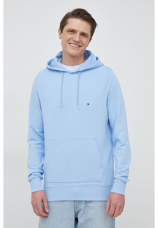 TOMMY HILFIGER - Tommy Hilfiger bluza męska kolor niebieski z kapturem gładka. Typ kołnierza: kaptur. Kolor: niebieski. Materiał: bawełna, materiał. Długość rękawa: długi rękaw. Długość: długie. Wzór: gładki