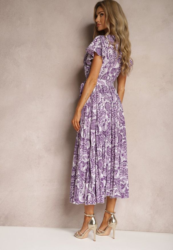 Renee - Fioletowa Rozkloszowana Sukienka z Trójkątnym Dekoltem z Materiałowym Paskiem i Gumką w Talii Carimi. Okazja: na spotkanie biznesowe. Kolor: fioletowy. Materiał: materiał. Styl: klasyczny, biznesowy