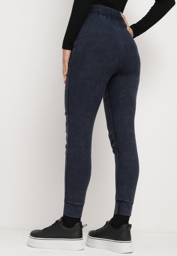 Born2be - Granatowe Bawełniane Spodnie Dresowe Typu Jogger z Gumką i Sznureczkiem w Talii Kaithalia. Kolor: niebieski. Materiał: dresówka, bawełna. Styl: klasyczny, elegancki