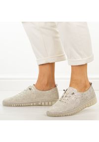 Złote skórzane półbuty damskie Filippo Dp7810/26. Okazja: na co dzień. Nosek buta: okrągły. Kolor: złoty. Materiał: skóra. Szerokość cholewki: normalna. Sezon: wiosna, lato. Styl: casual, elegancki #1