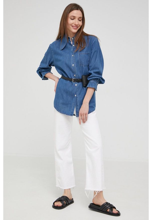 Answear Lab koszula jeansowa damska relaxed z kołnierzykiem klasycznym. Typ kołnierza: kołnierzyk klasyczny. Kolor: niebieski. Materiał: jeans. Długość rękawa: długi rękaw. Długość: długie. Styl: wakacyjny, klasyczny