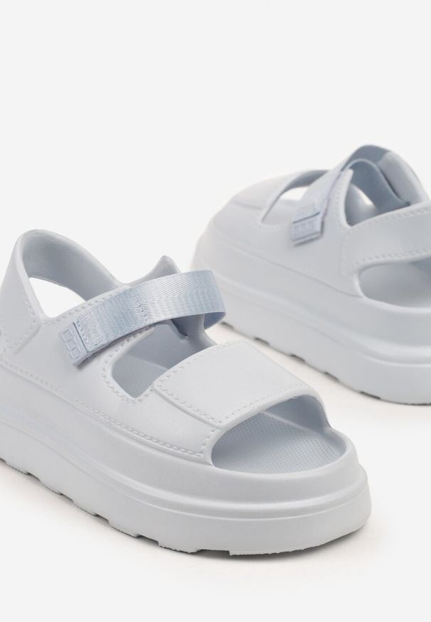 Renee - Jasnoniebieskie Sandały na Platformie w Sportowym Stylu Lisilia. Okazja: na co dzień. Zapięcie: rzepy. Kolor: niebieski. Materiał: jeans. Obcas: na platformie. Styl: sportowy