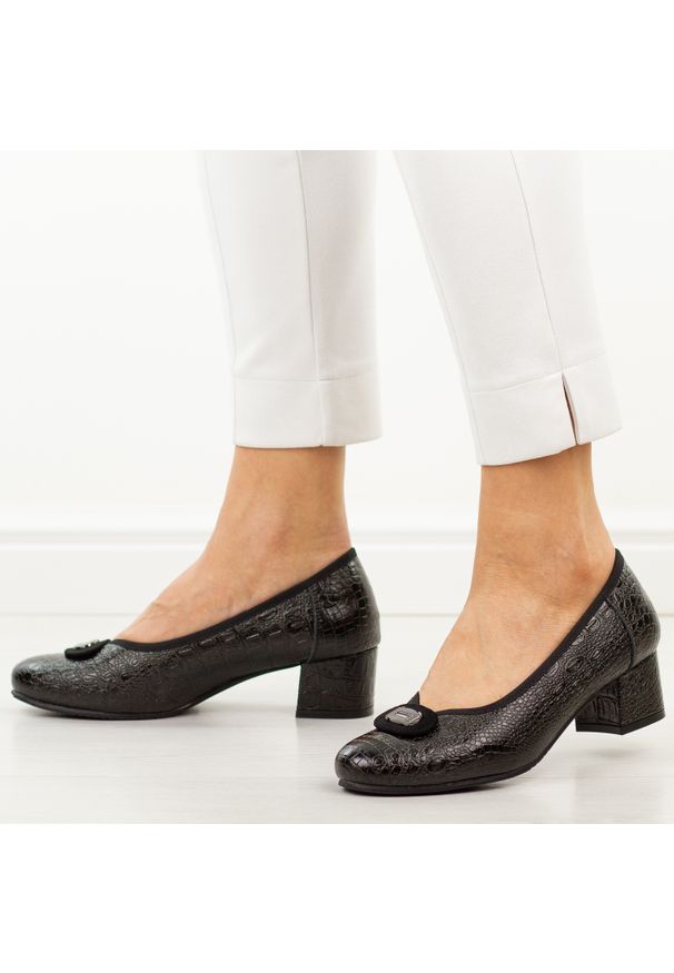 POTOCKI - Czarne skórzane czółenka damskie Potocki 19488. Okazja: na wesele, na imprezę, na ślub cywilny. Nosek buta: okrągły. Kolor: czarny. Szerokość cholewki: normalna. Materiał: skóra. Sezon: wiosna, lato, jesień. Obcas: na obcasie. Styl: wizytowy, klasyczny, elegancki. Wysokość obcasa: niski