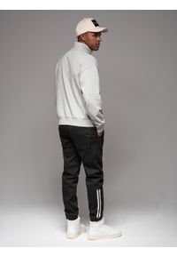 Ombre Clothing - Jeansowe joggery męskie z lampasami – czarne V2 - Rozmiar: XXL. Okazja: na co dzień. Kolor: czarny. Materiał: jeans. Styl: retro, sportowy, casual #4