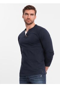 Ombre Clothing - Longsleeve męski z guzikami przy dekolcie - granatowy V3 - Rozmiar: S. Okazja: na co dzień. Kolor: niebieski. Materiał: bawełna, jersey, dzianina. Długość rękawa: długi rękaw. Wzór: aplikacja. Styl: klasyczny, casual