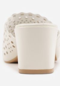 Renee - Białe Ażurowe Klapki na Słupkowym Obcasie z Kwadratowym Noskiem Lumetia. Nosek buta: otwarty. Kolor: biały. Materiał: skóra. Wzór: ażurowy. Sezon: lato. Obcas: na obcasie. Wysokość obcasa: średni #2