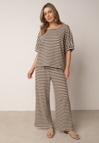 Born2be - Beżowo-Brązowy Dzianinowy Komplet z Bawełny T-shirt i Szerokie Spodnie o Luźnym Fasonie w Paski Nemoress. Kolor: beżowy. Materiał: bawełna, dzianina. Wzór: paski #6