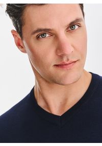 Pako Lorente - PAKO LORENTE - ranatowy sweter męski v-neck. Okazja: na co dzień. Kolor: niebieski, czerwony. Materiał: nylon, wiskoza. Sezon: jesień. Styl: casual #5