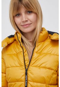 Pepe Jeans Kurtka damska kolor żółty zimowa. Kolor: żółty. Materiał: materiał. Wzór: gładki. Sezon: zima