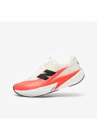 Decathlon - Buty do biegania męskie New Balance Fuelcell Rebel V5. Kolor: biały. Materiał: włókno, kauczuk, materiał. Szerokość cholewki: normalna. Sport: bieganie