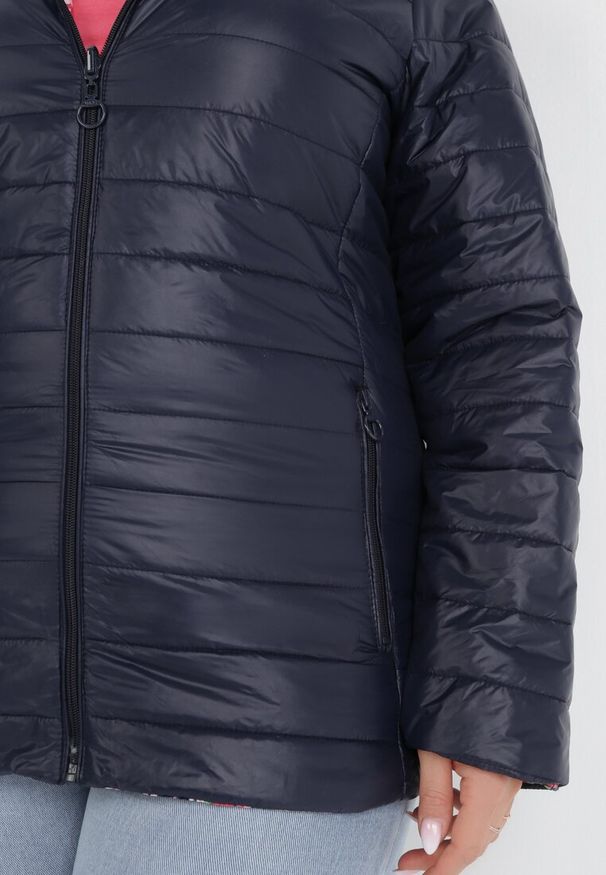 Born2be - Granatowa Kurtka Dwustronna Hypselle. Kolekcja: plus size. Kolor: niebieski. Materiał: jeans. Wzór: kwiaty, aplikacja. Styl: klasyczny