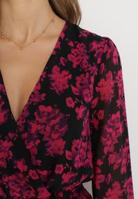 Born2be - Różowa Rozkloszowana Mini Sukienka w Kwiaty z Trójkątnym Dekoltem i Falbankami Cehamla. Typ kołnierza: kołnierz z falbankami. Kolor: różowy. Materiał: materiał. Wzór: kwiaty. Typ sukienki: kopertowe. Długość: mini #3