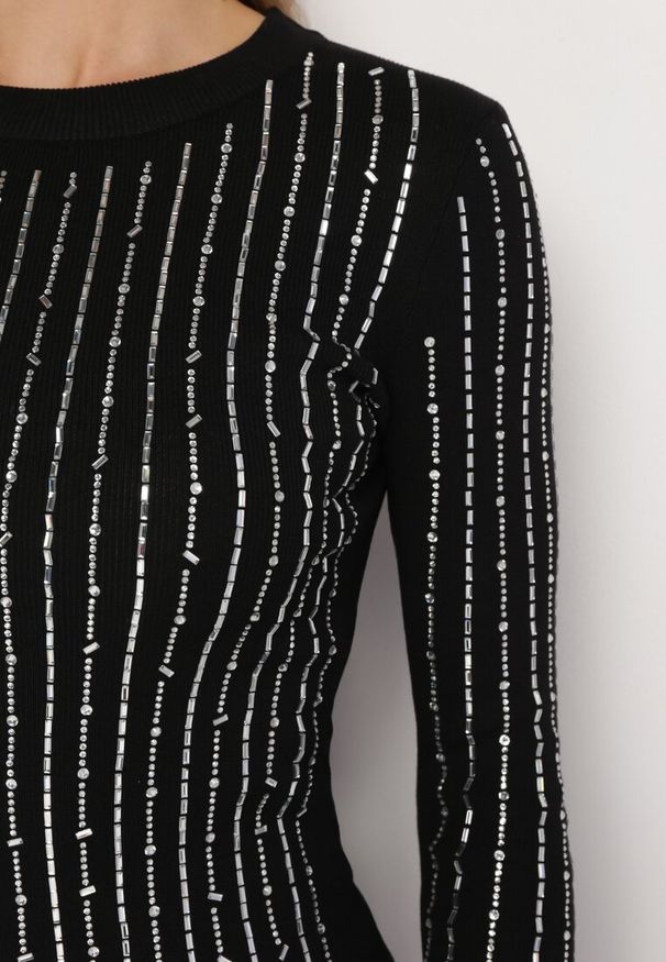 Born2be - Czarny Dzianinowy Sweter z Okrągłym Dekoltem Ozdobiony Paskami z Cyrkoniami Faweni. Kolor: czarny. Materiał: dzianina. Wzór: aplikacja. Styl: elegancki