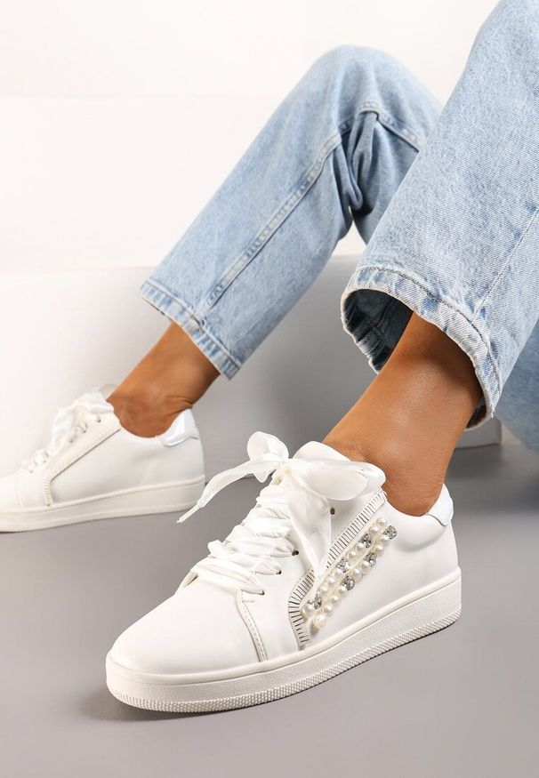 Born2be - Białe Sneakersy Margaric. Nosek buta: okrągły. Kolor: biały. Materiał: skóra. Wzór: aplikacja. Obcas: na płaskiej podeszwie