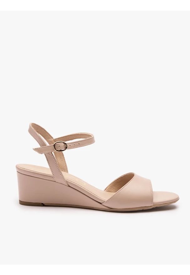 Ryłko - Beżowe sandały na koturnie. Okazja: na spacer, na co dzień, na imprezę. Zapięcie: sprzączka. Kolor: beżowy. Materiał: skóra. Sezon: lato. Obcas: na koturnie. Styl: casual, street, elegancki. Wysokość obcasa: średni