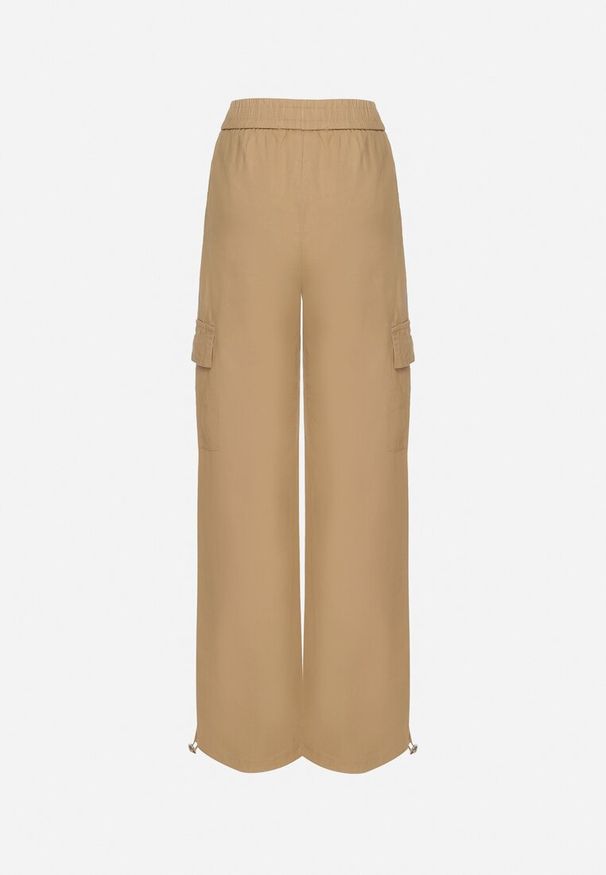 Born2be - Beżowe Bawełniane Bojówki z Naszytymi Kieszeniami i Ściągaczami Spodnie Rinea. Stan: podwyższony. Kolor: beżowy. Materiał: bawełna. Wzór: aplikacja