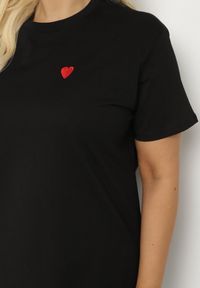 Born2be - Czarny Bawełniany T-shirt Ozdobiony Sercem Tolianee. Okazja: na co dzień. Kolor: czarny. Materiał: bawełna. Wzór: aplikacja. Styl: klasyczny, casual #3