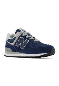 Buty dziecięce New Balance PC574EVN – granatowe. Okazja: na co dzień, na uczelnię. Kolor: niebieski. Materiał: syntetyk, materiał, zamsz, guma. Szerokość cholewki: normalna. Model: New Balance 574. Sport: turystyka piesza #5