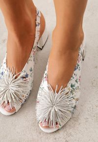 Renee - Białe Sandały na Słupku z Wkładką ze Skóry Naturalnej z Pomponem Rerissiana. Okazja: na co dzień. Nosek buta: otwarty. Zapięcie: pasek. Kolor: biały. Materiał: skóra. Obcas: na słupku. Styl: casual. Wysokość obcasa: średni #4