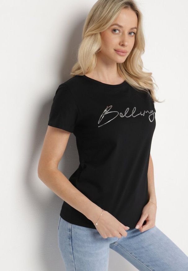 Born2be - Czarny Bawełniany T-shirt z Ozdobnym Napisem Virretis. Okazja: na co dzień. Kolor: czarny. Materiał: bawełna. Wzór: napisy. Styl: casual, klasyczny
