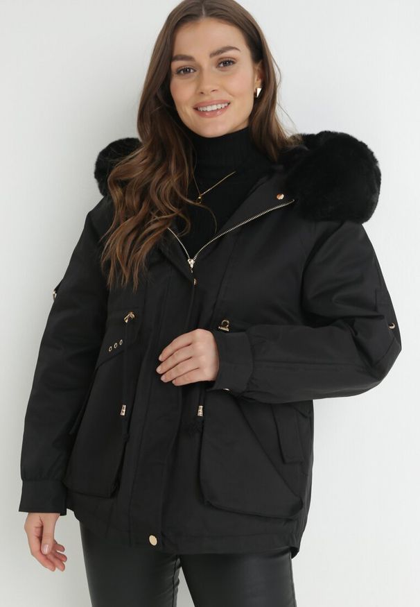 Born2be - Czarna Kurtka Nylonowa Parka z Odpinanym Futerkiem Beaten. Kolor: czarny. Materiał: nylon, futro. Wzór: aplikacja, paski