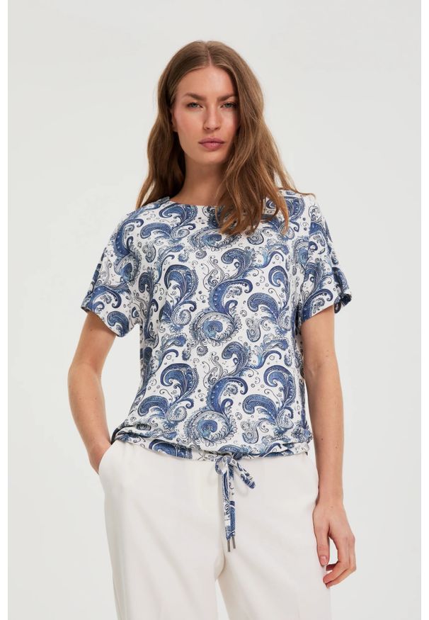 MOODO - Bluzka z wzorem paisley biała. Kolor: biały. Materiał: poliester, elastan. Wzór: paisley