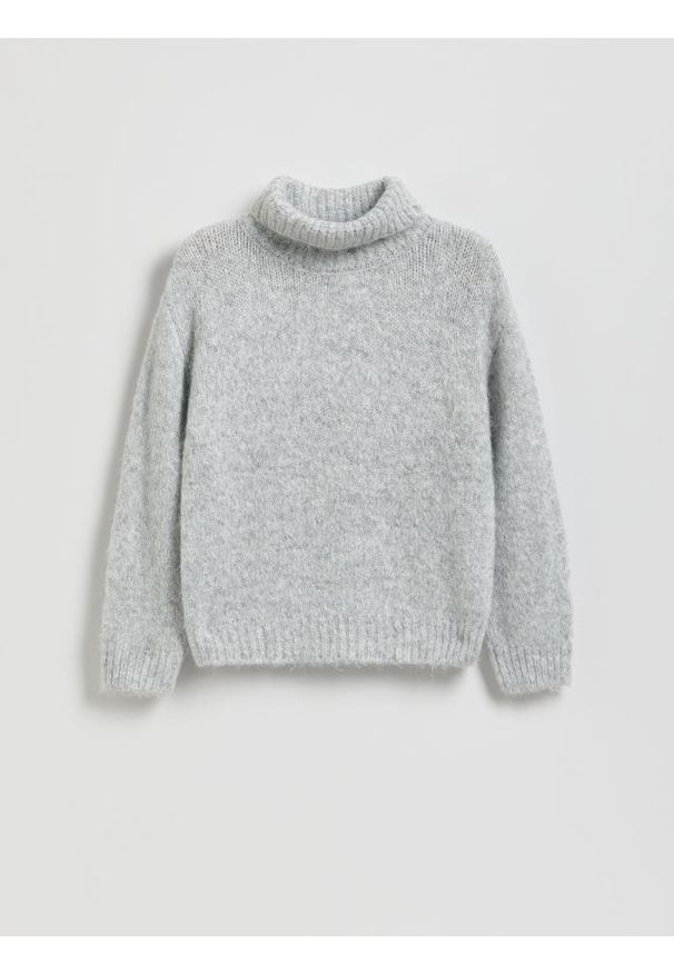 Reserved - Gładki sweter z golfem - jasnoszary. Typ kołnierza: golf. Kolor: szary. Materiał: dzianina. Wzór: gładki