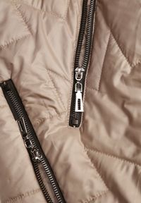 Born2be - Beżowa Pikowana Kurtka Ozdobiona Pikowaniem z Odpinanym Kapturem Falerosa. Okazja: na spacer, na co dzień. Kolekcja: plus size. Kolor: beżowy. Materiał: jeans. Wzór: aplikacja. Styl: casual #4