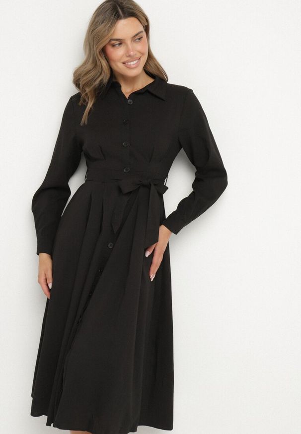 Born2be - Czarna Sukienka Koszulowa o Rozkloszowanym Fasonie z Materiałowym Paskiem Nerisela. Okazja: na co dzień. Kolor: czarny. Materiał: materiał. Typ sukienki: koszulowe. Styl: casual, elegancki