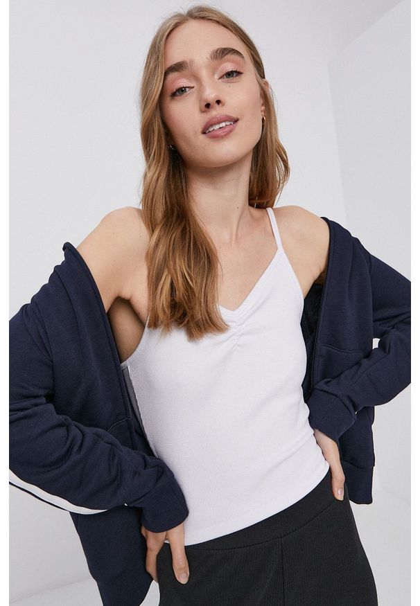 Adidas - adidas - Bluza. Okazja: na co dzień. Typ kołnierza: kaptur. Kolor: niebieski. Materiał: bawełna, dzianina. Wzór: gładki, aplikacja. Styl: casual