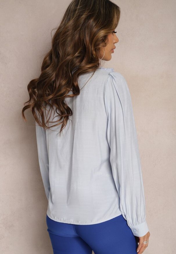 Renee - Jasnoniebieska Koszula z Guzikami i Stójką Ozdobiona Koronką Olempia. Okazja: do pracy, na spotkanie biznesowe. Typ kołnierza: kołnierzyk stójkowy. Kolor: niebieski. Materiał: koronka. Wzór: koronka, aplikacja. Styl: biznesowy