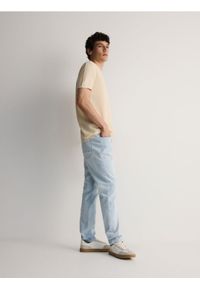 Reserved - Jeansy slim fit z przetarciami - niebieski. Kolor: niebieski