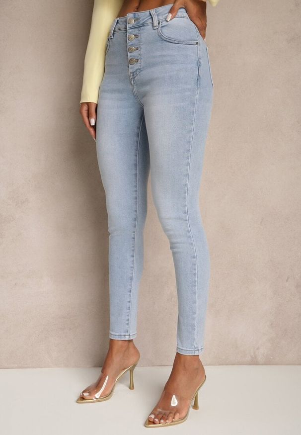 Renee - Jasnoniebieskie Jeansy Skinny z Bawełną High Waist Ozdobione Guzikami Felariel. Stan: podwyższony. Kolor: niebieski. Wzór: aplikacja