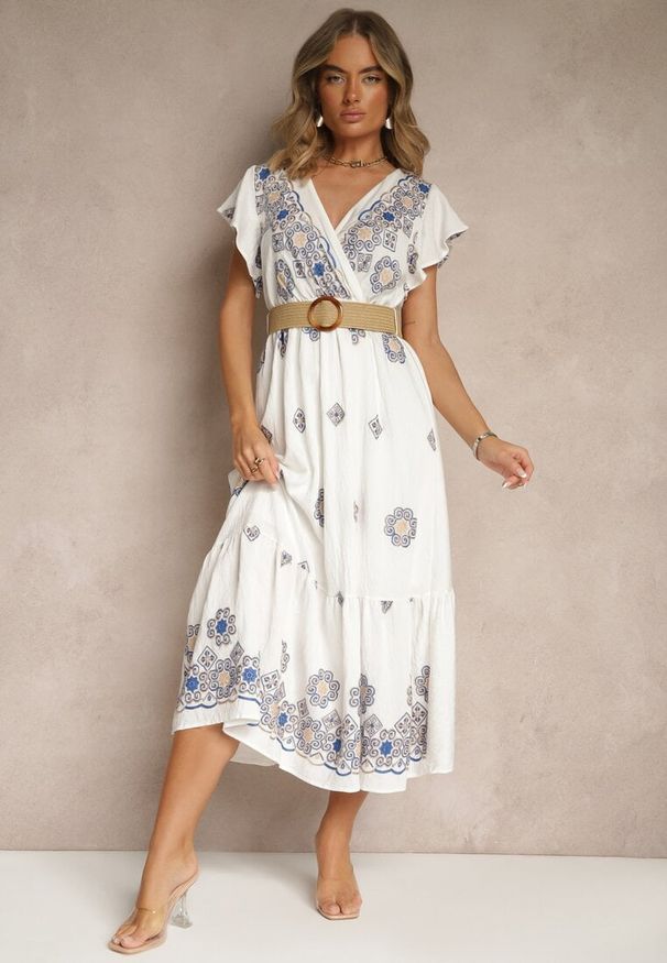 Renee - Biało-Niebieska Sukienka z Wiskozy Ozdobiona Paskiem i Haftem Nilorelle. Okazja: na co dzień. Kolor: biały. Materiał: wiskoza. Długość rękawa: krótki rękaw. Wzór: aplikacja, haft. Styl: boho, casual, elegancki