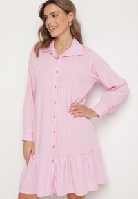 Born2be - Różowa Sukienka z Wiskozą o Koszulowym Kroju z Falbanką Penzedi. Okazja: na co dzień. Typ kołnierza: kołnierzyk klasyczny. Kolor: różowy. Materiał: wiskoza. Długość rękawa: długi rękaw. Typ sukienki: koszulowe. Styl: casual, elegancki, klasyczny #3