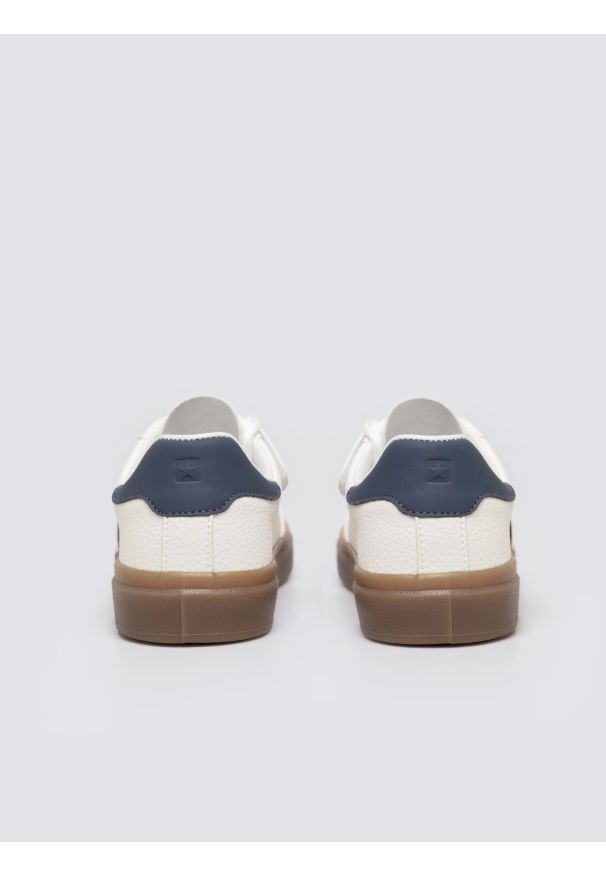 Big-Star - Sneakersy damskie ze skóry naturalnej białe SS274687 101. Okazja: na co dzień. Nosek buta: okrągły. Kolor: biały. Materiał: skóra. Szerokość cholewki: normalna