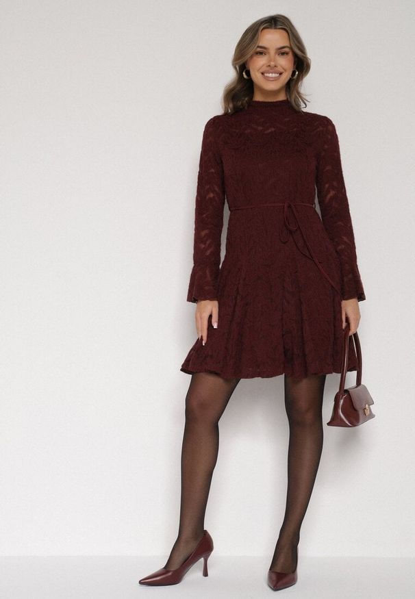 Born2be - Bordowa Koronkowa Sukienka z Wiązaniem Półgolfem i Falbankami Alnefera. Okazja: na co dzień. Typ kołnierza: kołnierz z falbankami. Kolor: czerwony. Materiał: koronka. Długość rękawa: na ramiączkach. Styl: klasyczny, casual
