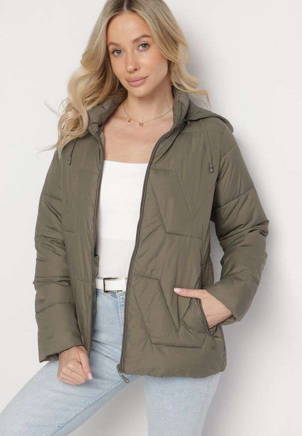 Born2be - Ciemnozielona Kurtka z Szerokim Pikowaniem i Kapturem Yasidi. Okazja: na co dzień. Kolor: zielony. Materiał: jeans. Styl: elegancki, casual
