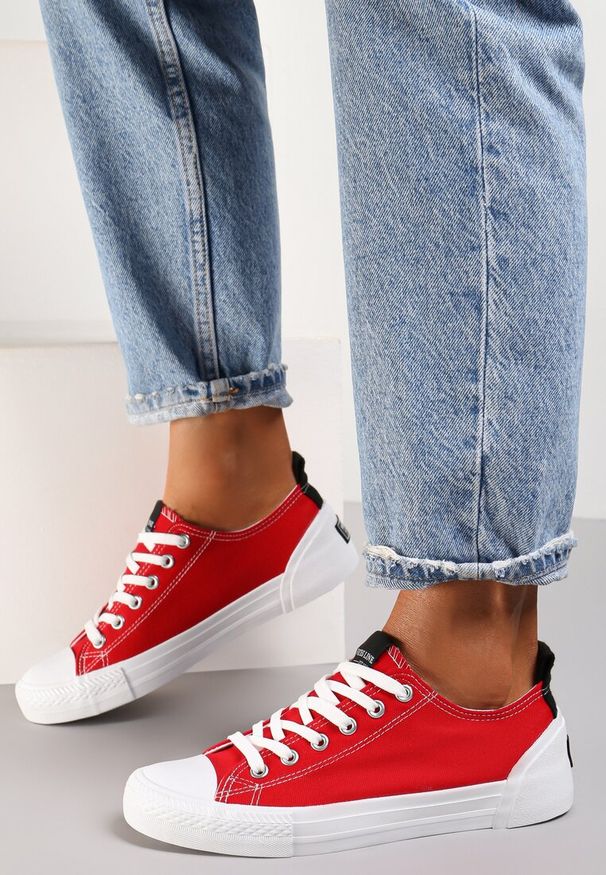 Renee - Czerwone Trampki Rhethiphei. Nosek buta: okrągły. Kolor: czerwony. Materiał: guma, jeans, materiał. Szerokość cholewki: normalna. Wzór: kolorowy, aplikacja