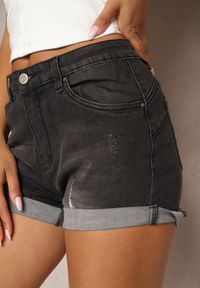 Renee - Czarne Szorty Jeansowe Push Up z Wiskozą i Bawełną High Waist z Przetarciami Vimillda. Okazja: na co dzień. Stan: podwyższony. Kolor: czarny. Materiał: bawełna, wiskoza, jeans. Sezon: lato. Styl: casual, elegancki #1