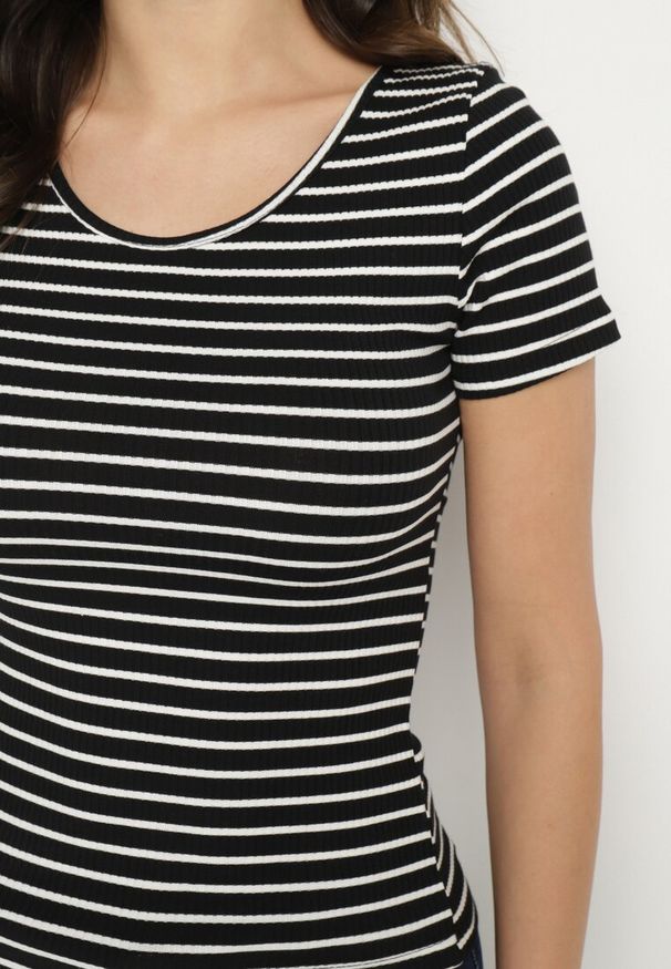 Born2be - Czarno-Biała Koszulka T-shirt z Bawełny z Krótkim Rękawem w Paski Ernlea. Kolor: czarny. Materiał: bawełna. Długość rękawa: krótki rękaw. Długość: krótkie. Wzór: paski. Styl: elegancki